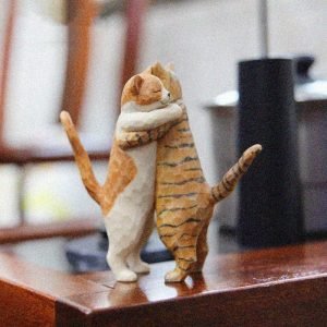 Goodsright Decor Resin Hugging Cat Statue with Wooden Grain, Embracing Cute Cat Figurine, Gifts of Love